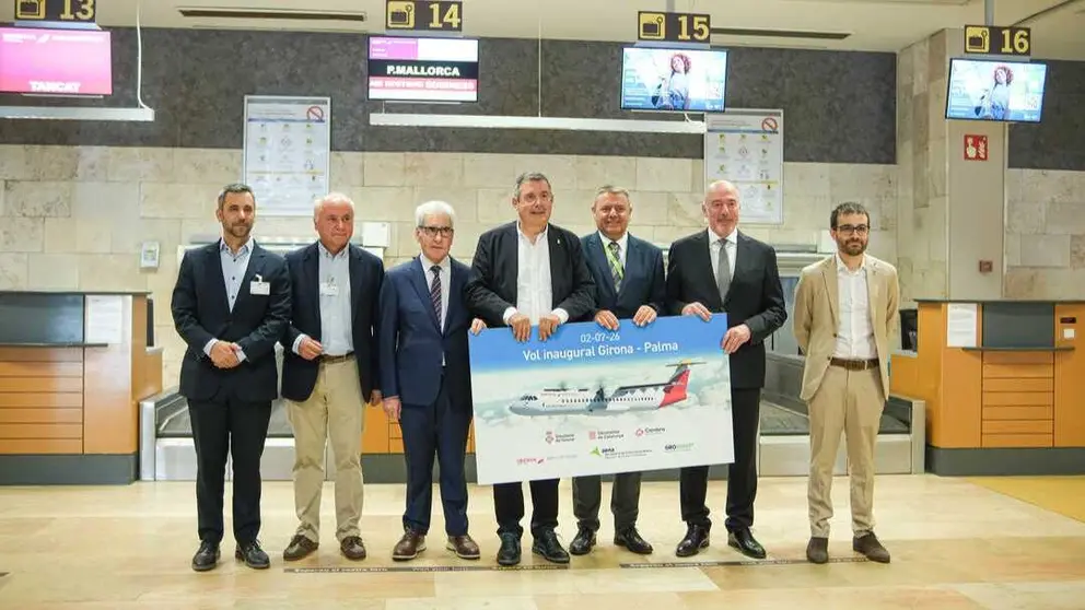 Foto de familia durante el acto inaugural. (Air Nostrum)