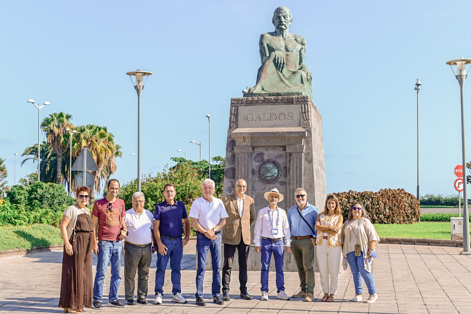 Foto de grupo de los periodistas asistentes al Press Trip junto a las autoridades de Las Palmas y el guía turístico oficial del evento