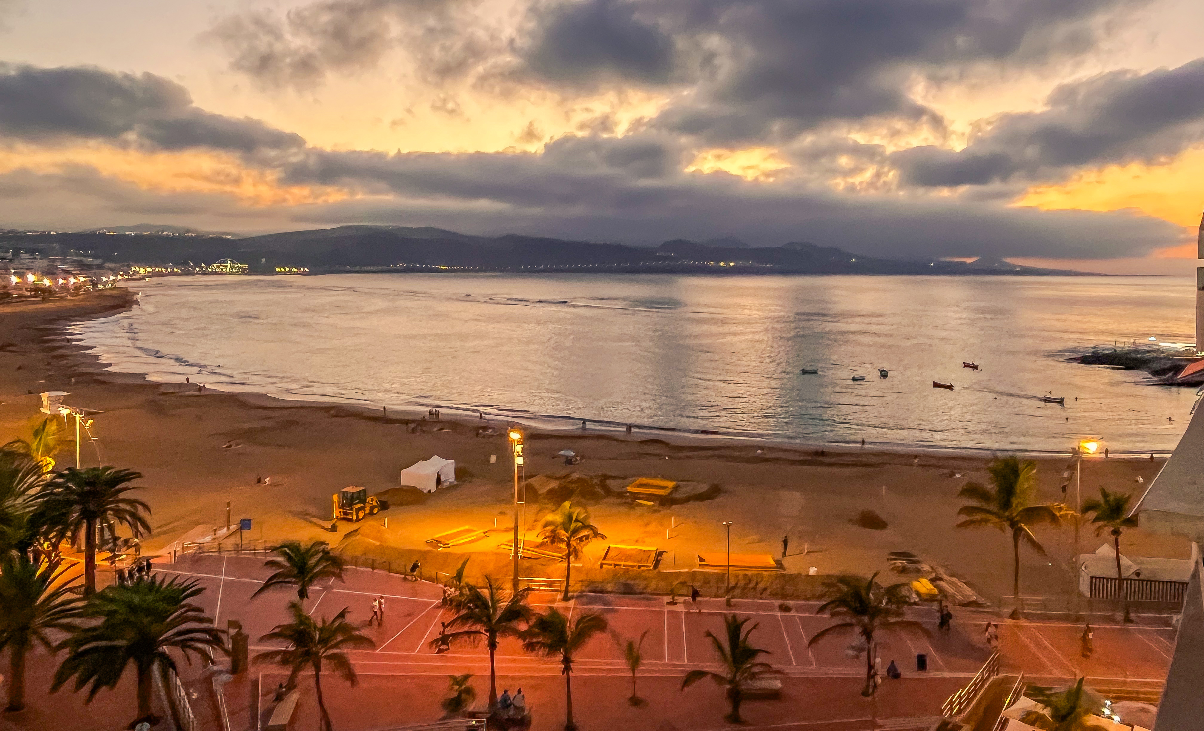 Atardecer en la playa de las Canteras.