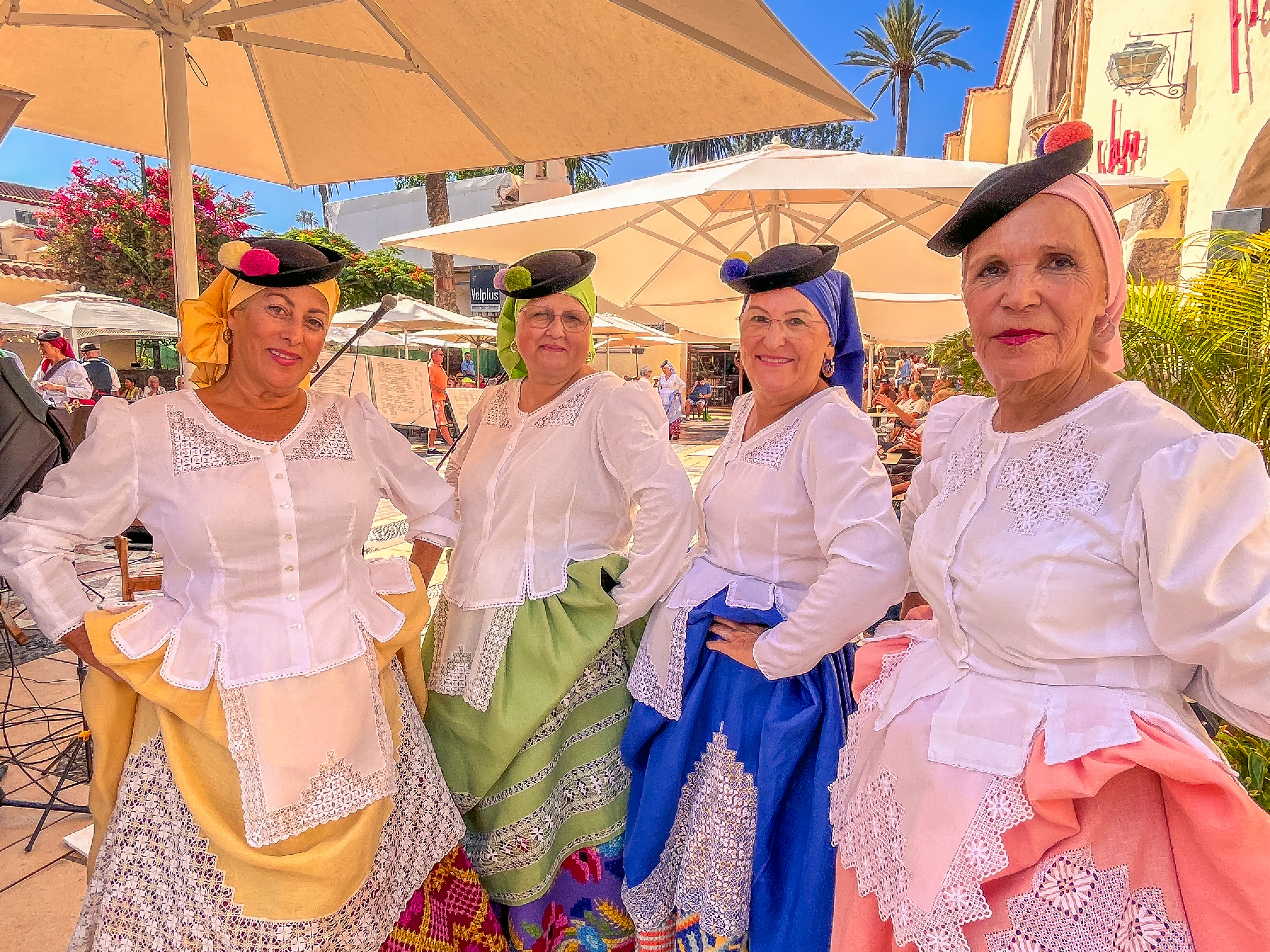 Grupo de mujeres con trajes típicos canarios.