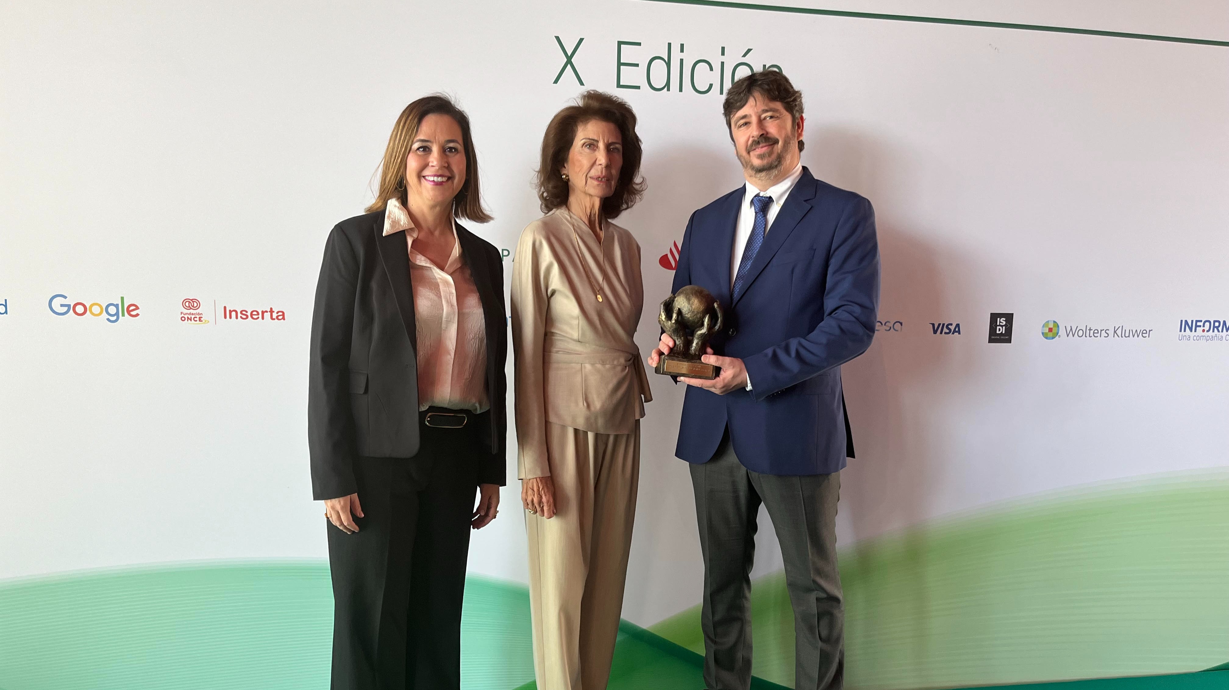 Planas con Josep Grimalt y Belen Oliver, CEO y presidenta de la empresa GN Grup, con sede en Manacor.