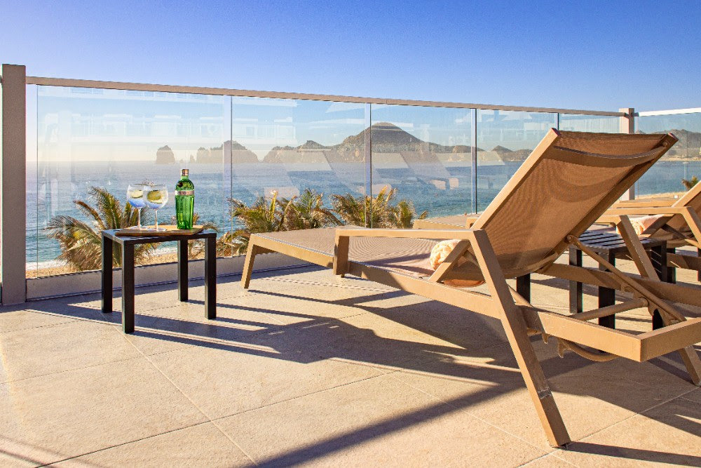 El rooftop con camastros y camas balineas del Riu Palave Baja California, de acceso exclusivo a los clientes Elite Club