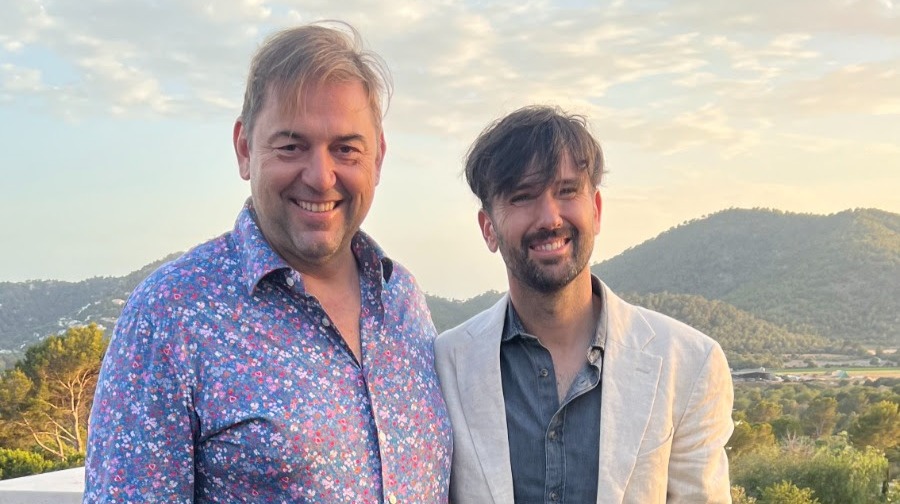 El CEO de Cap Vermell, Toni Mir con el cantante David Otero