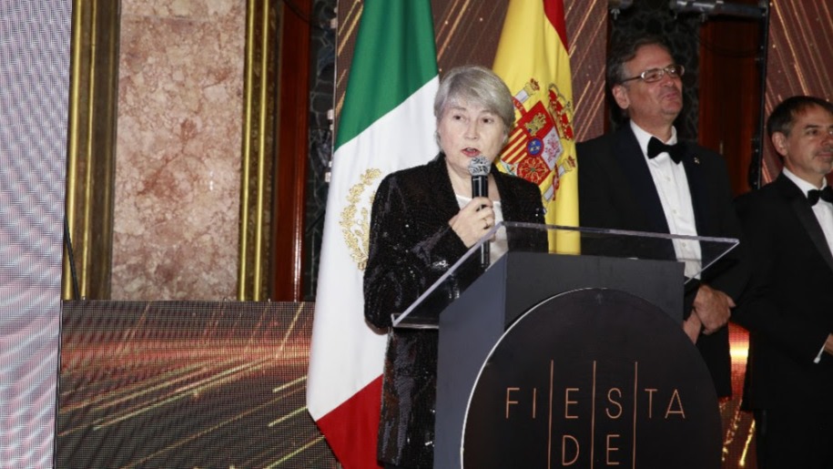 Carmen Riu realiza su discurso ante los socios de la Cámara y representantes de la inversión española en México