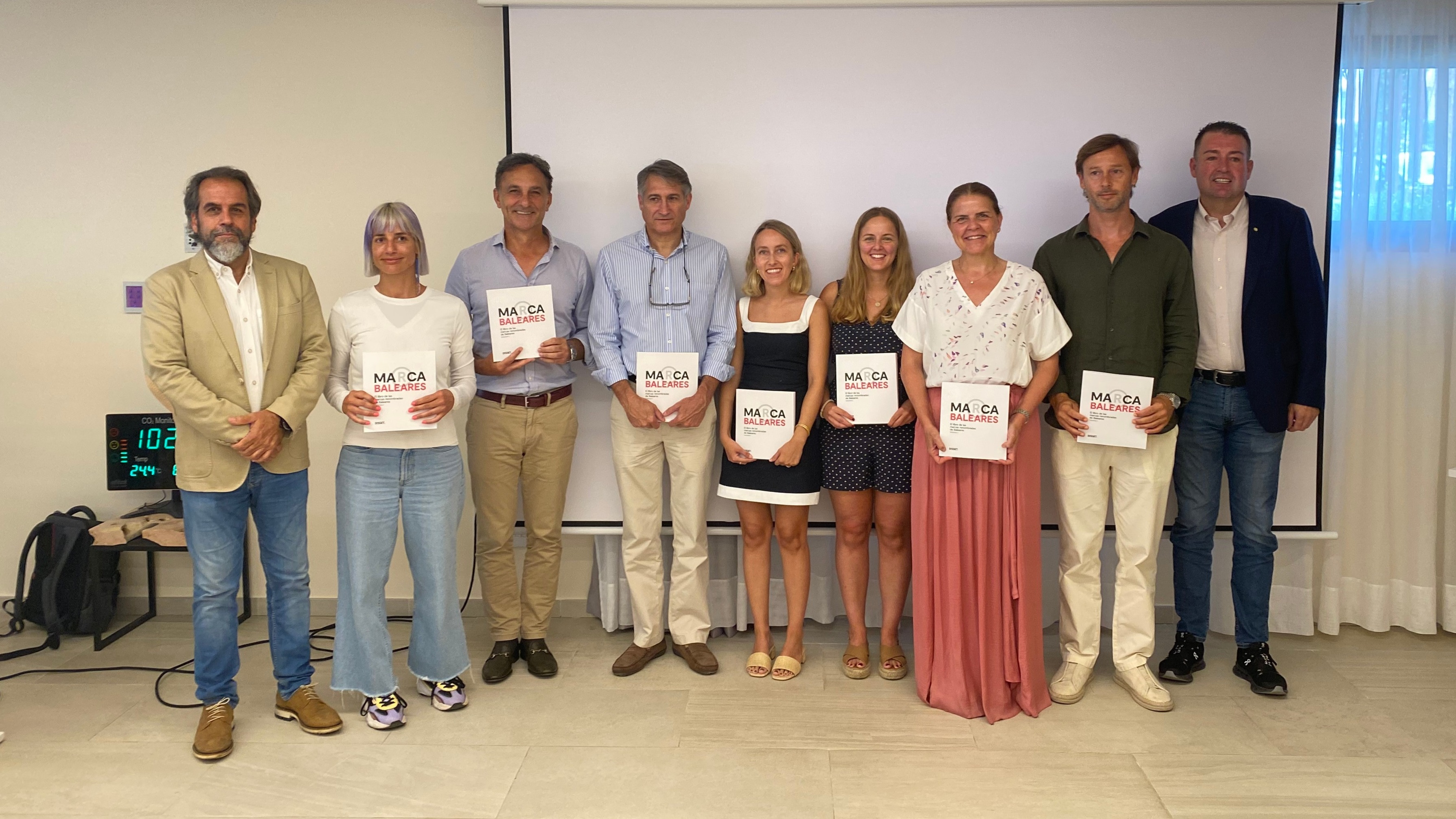 Los miembros de Disset con los representantes de algunas de las empresas que aparecen en el libro.