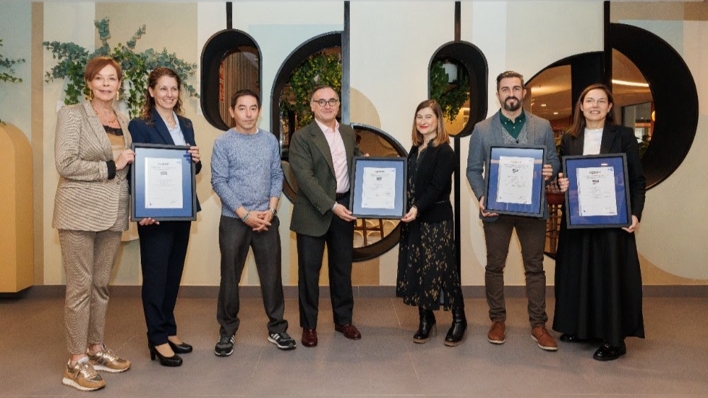 Gina Noguer, directora del Riu Playa Park; Tina Ferrer, directora del Riu San Francisco; Gabriel Vázquez, chef Corporativo de RIU; Javier Mejía, director de Marketing y Desarrollo de Negocio de AENOR; Lola Trian, Directora de Sostenibilidad de RIU; Miquel Rosselló, director del Riu Festival y Patricia Caldentey, directora del Riu Bravo.