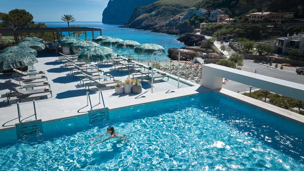 Piscina elevada en el hotel El Vicenç de la Mar.