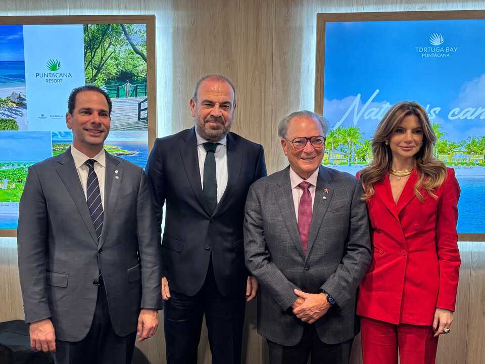 Imagen durante la firma del acuerdo. (Meliá Hotels International)