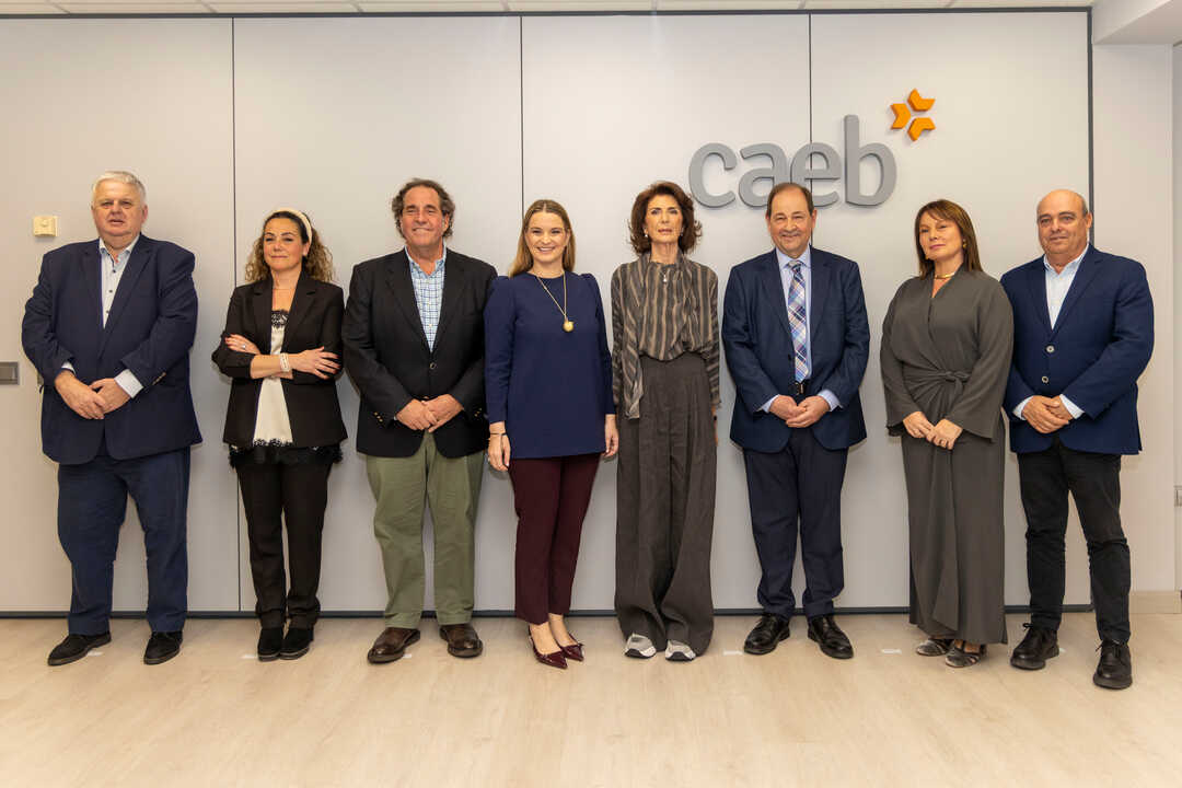 La nueva junta directiva de CAEB con la presidenta del Govern.