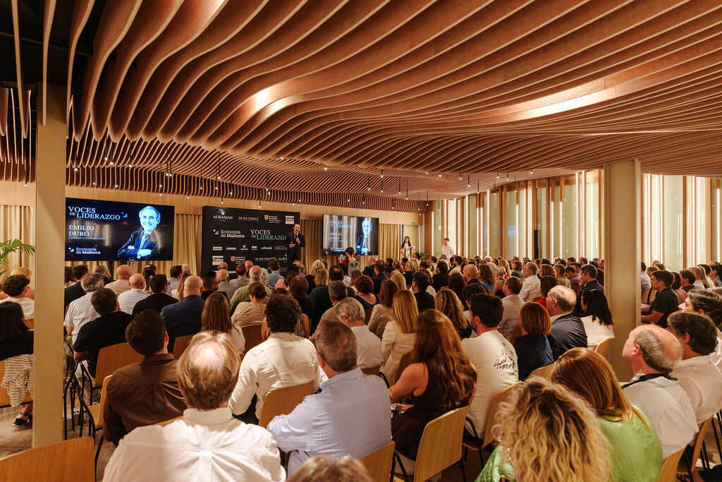 Imagen del Aubamar Convention Centre con el aforo completo.